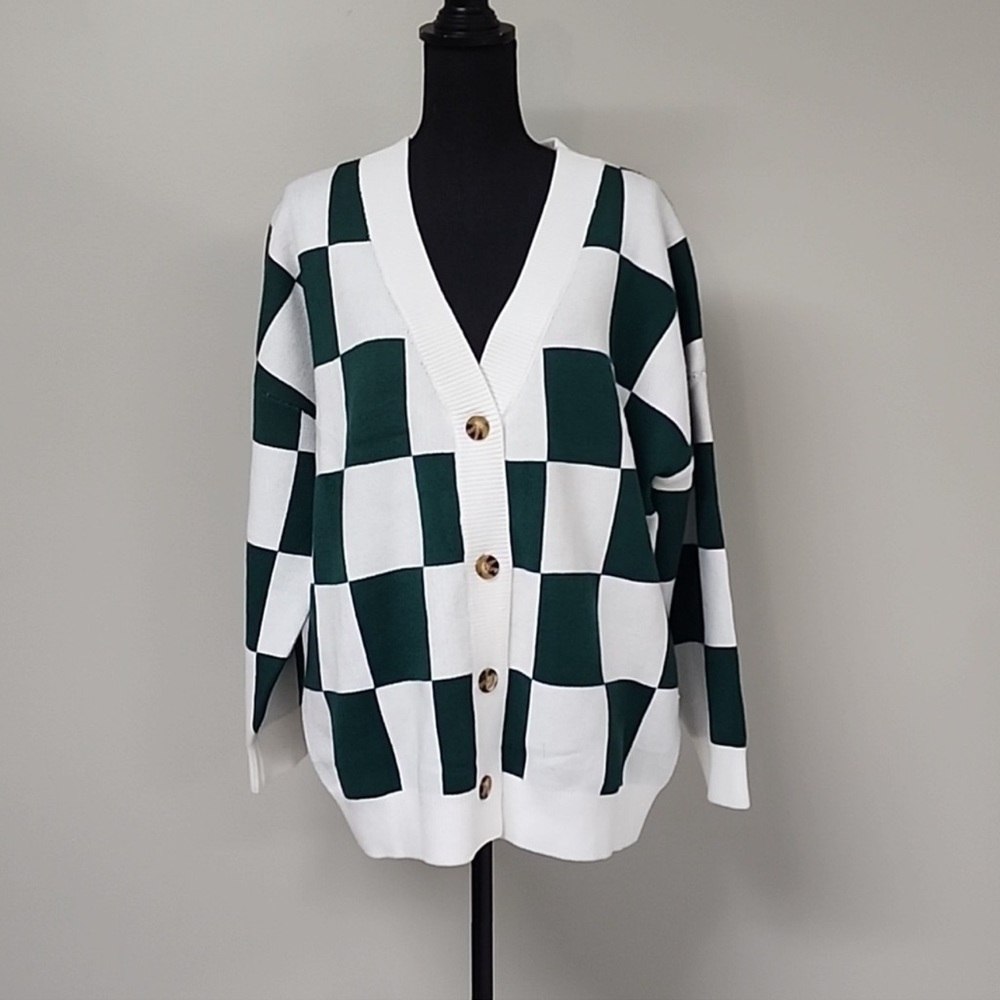 💚Beautiful green and white cardigan size xl very thick good quality💚